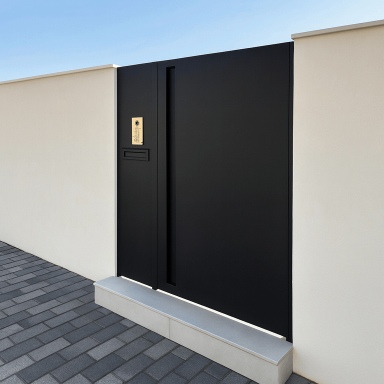 דלת כניסה לחצר