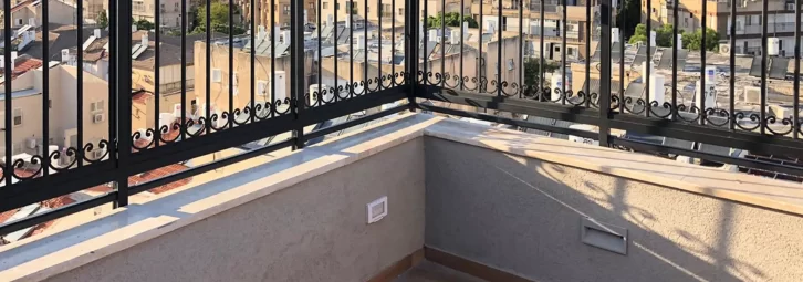 מעקה בטיחותי למרפסת: הפרטים הקטנים שקובעים אם הוא באמת מגן
