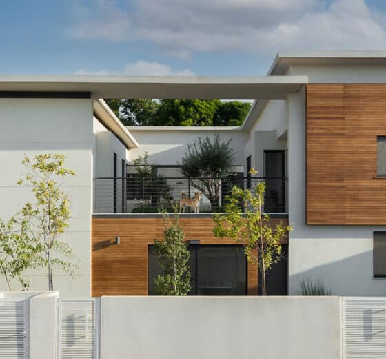 שער כניסה וחניה לבן