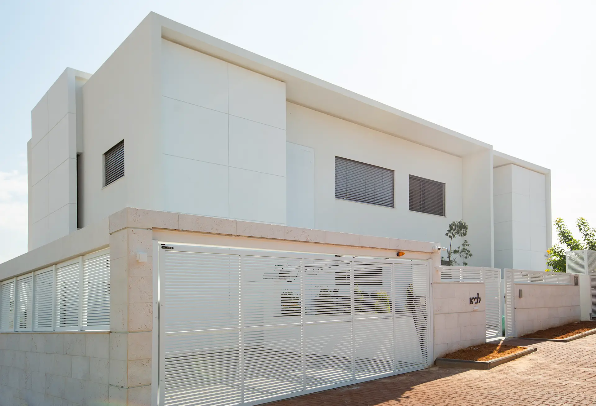 שער פרופילים בצבע לבן