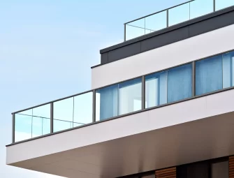 מעוצב, תקני ובטיחותי: כך תבחרו מעקה למרפסת