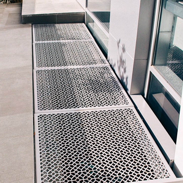 חצרות אנגליות חיתוך לייזר