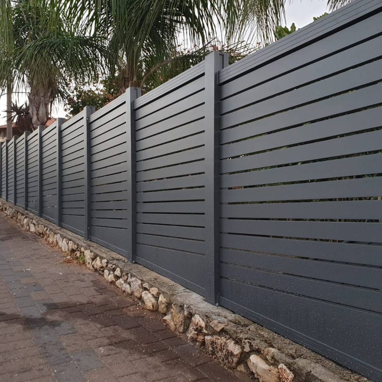 גדר מתכת לגינה