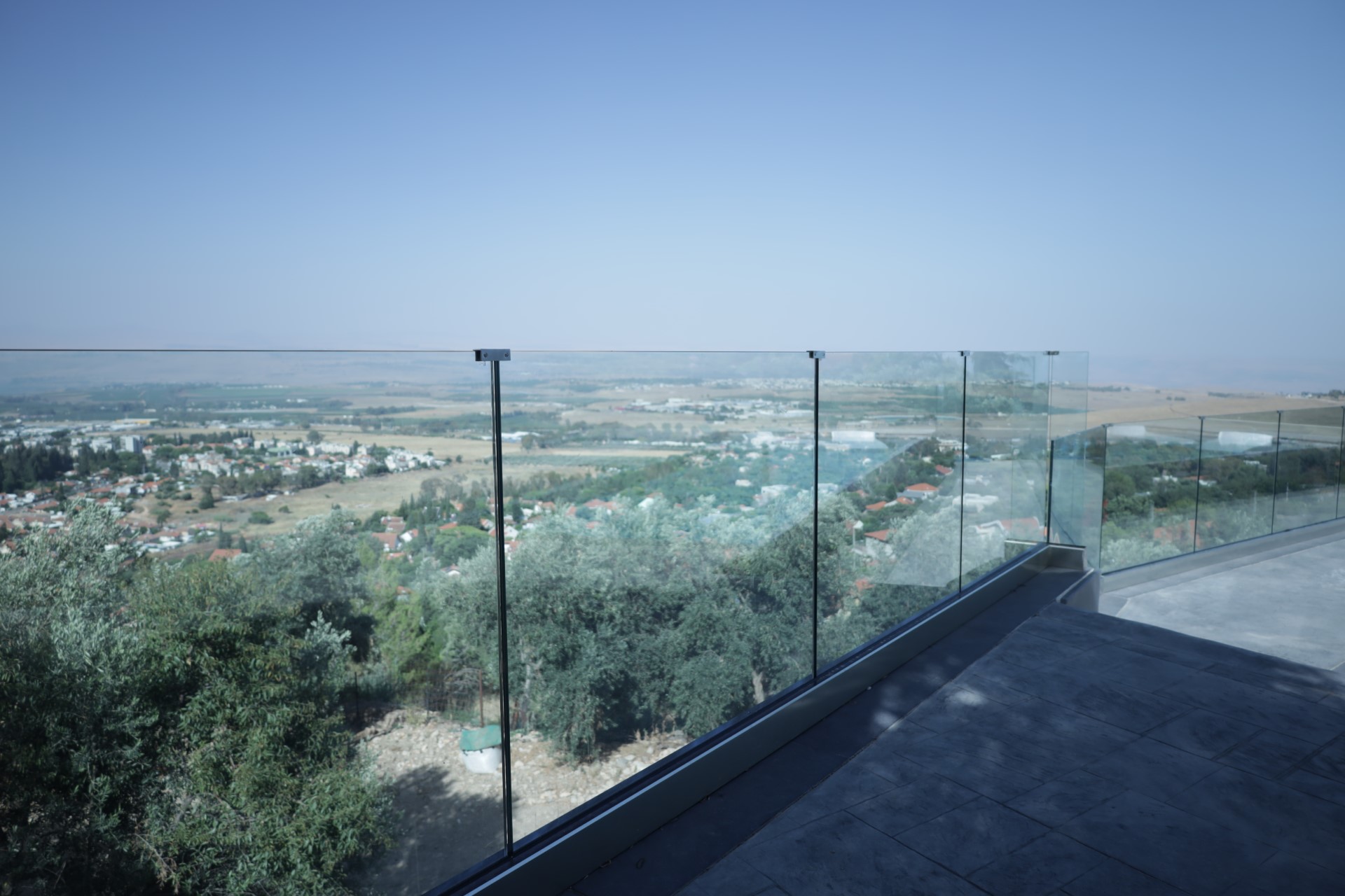 מעקה זכוכית דגם חגי - זכוכית שקועה