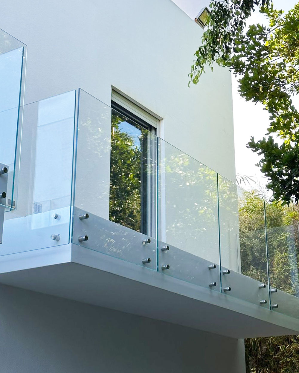 מעקה זכוכית