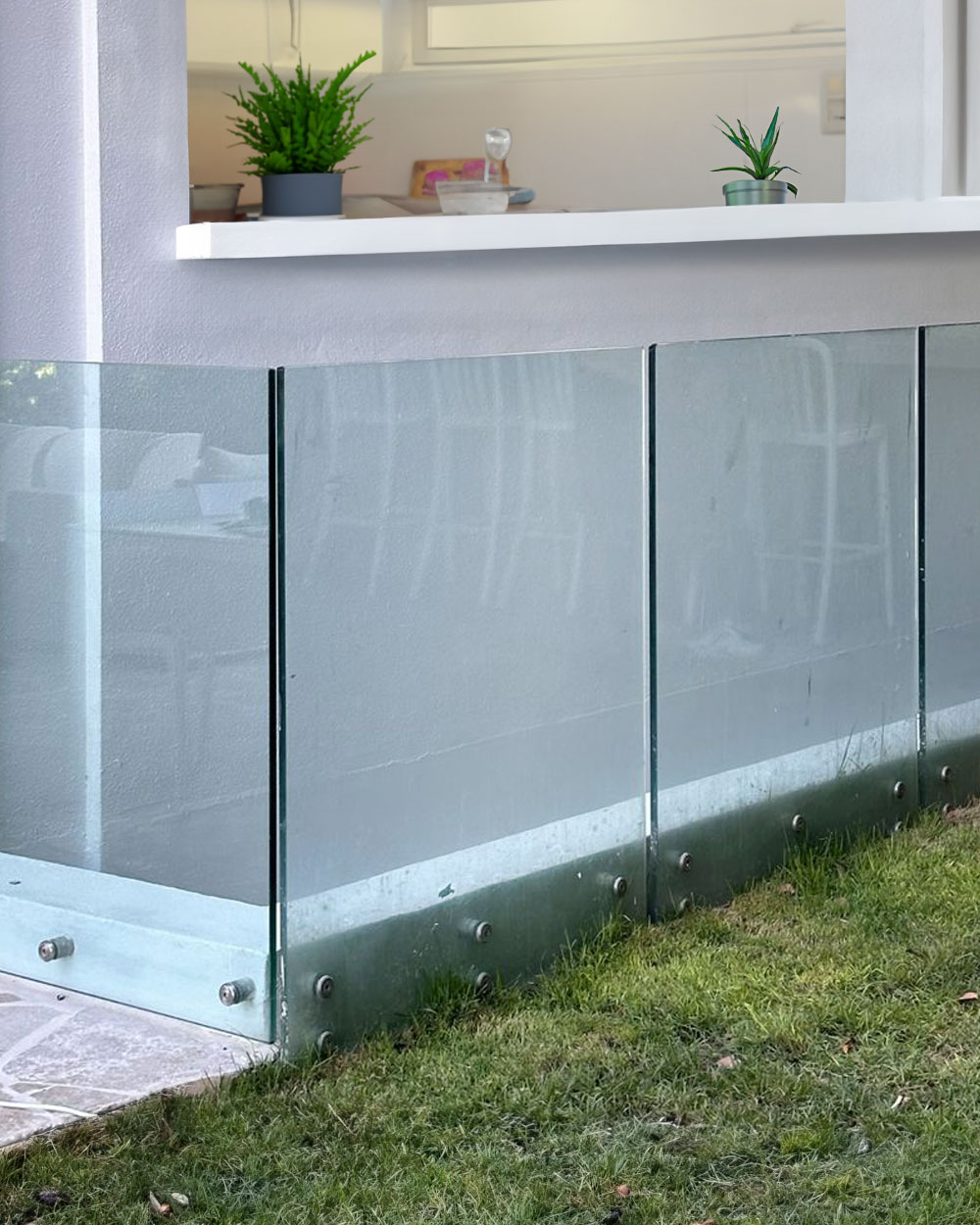 מעקה זכוכית למרפסת