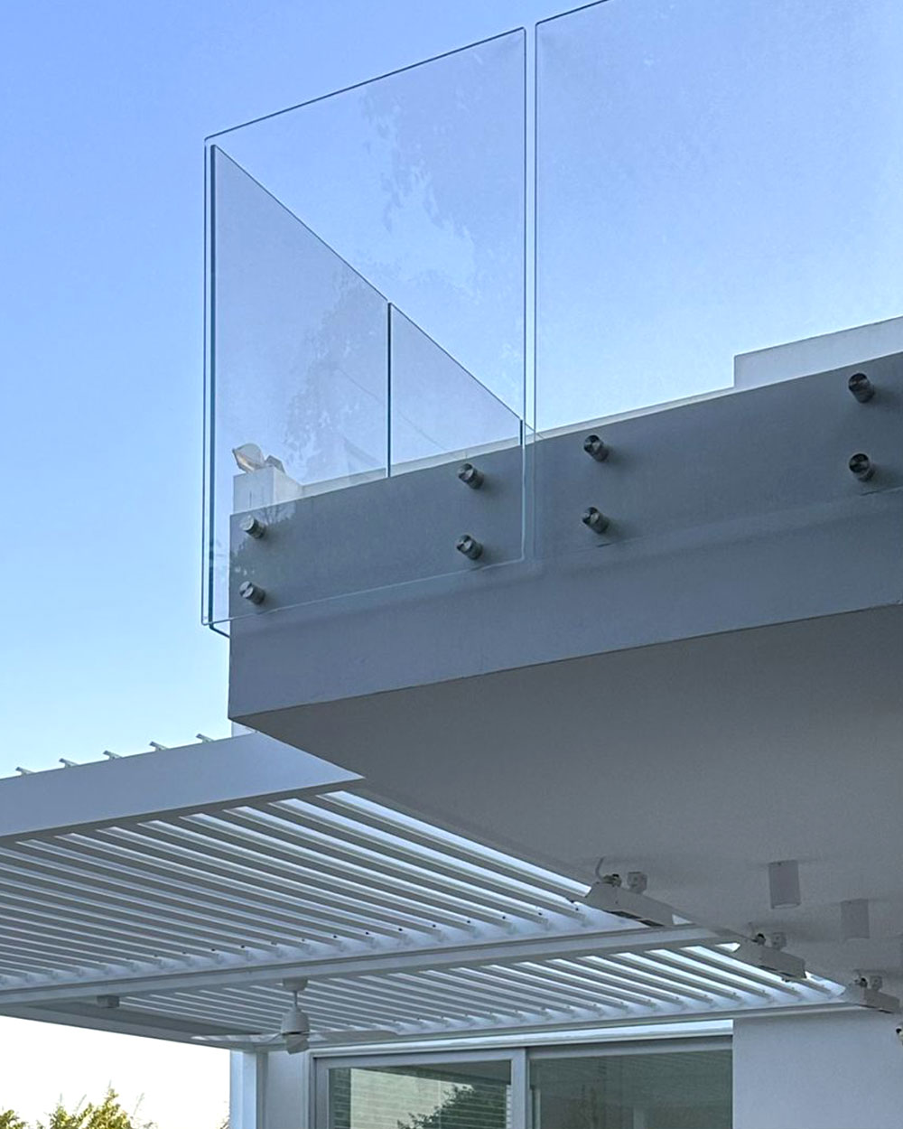 מעקה זכוכית למרפסת