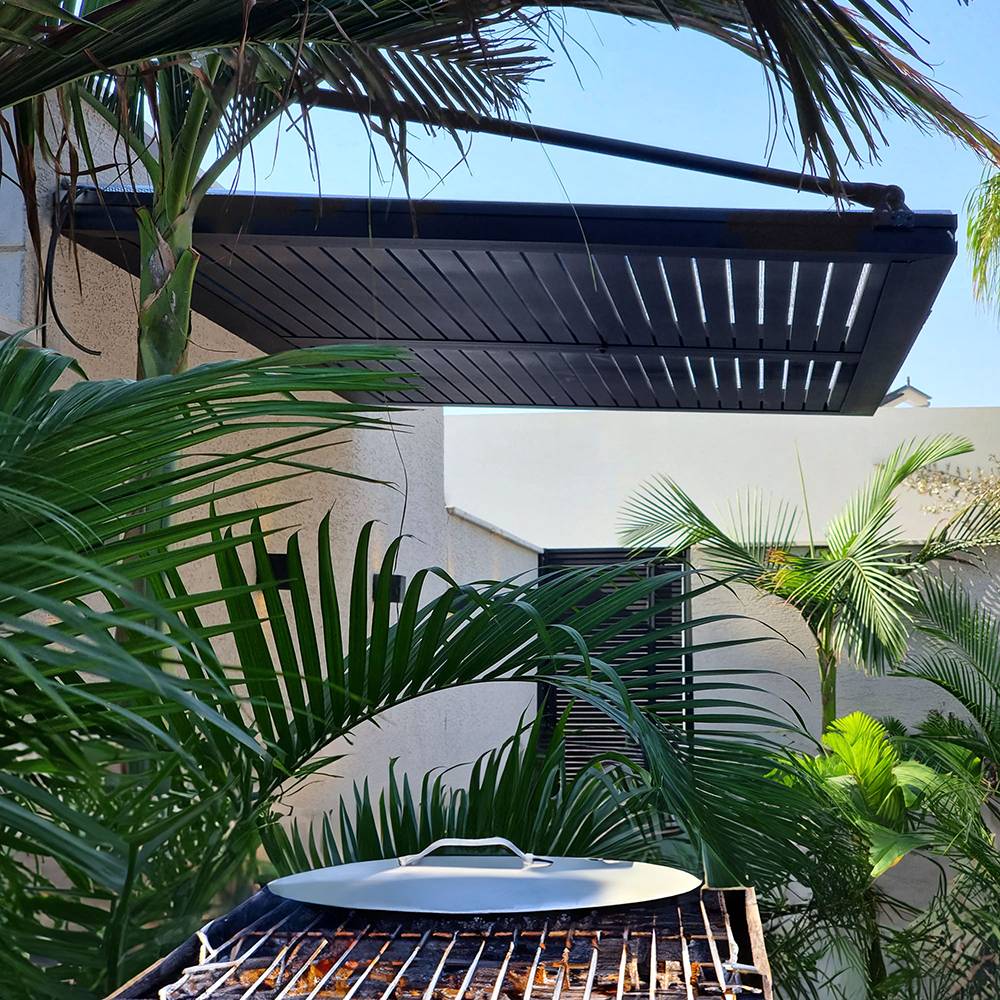 פרגולה שחורה תלויה