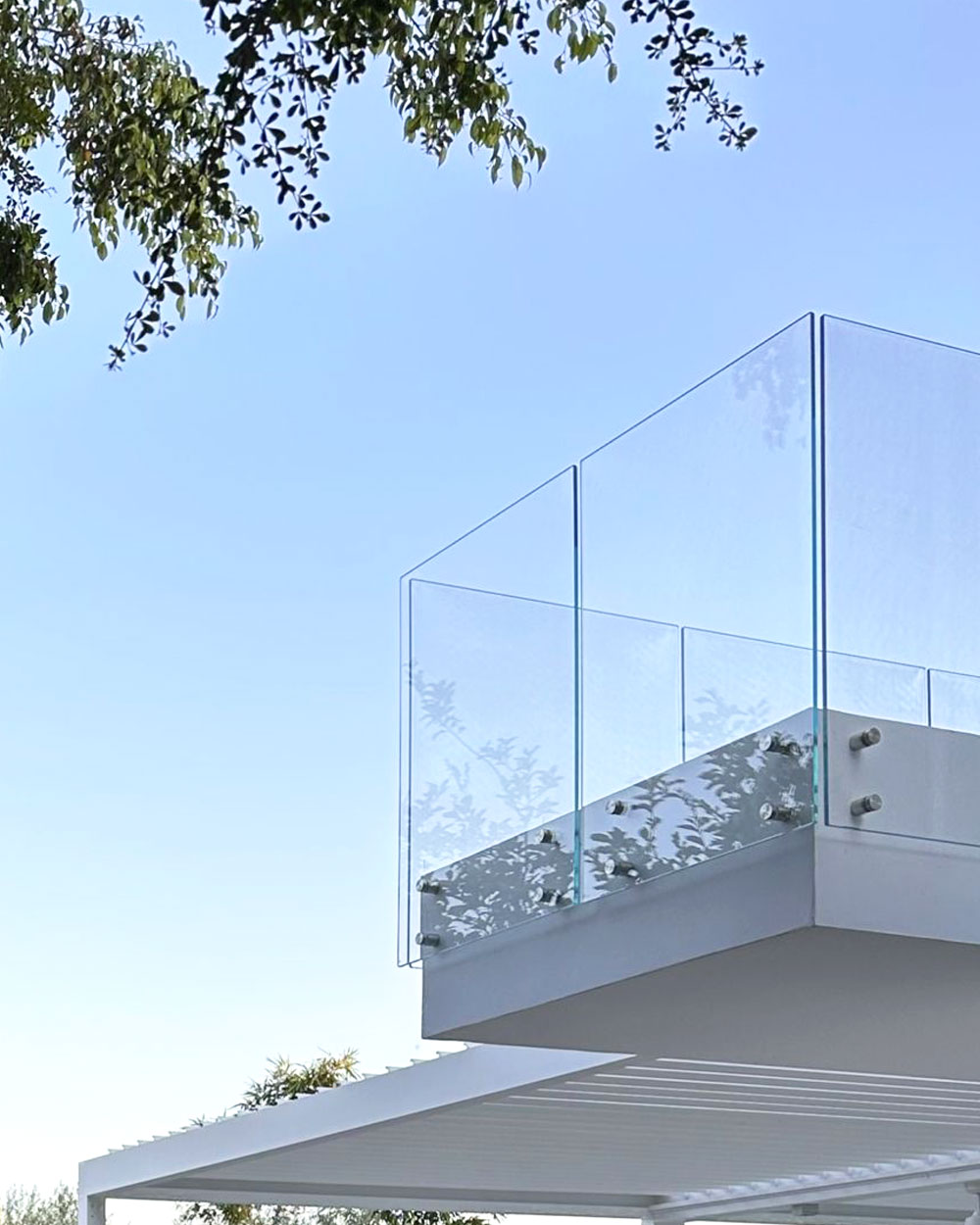 מעקה זכוכית מנטים