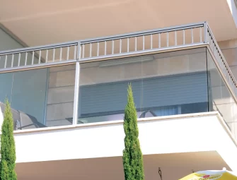 גובה מעקה תקני, איך מודדים נכון ומה עושים כשהמעקה נמוך מדי