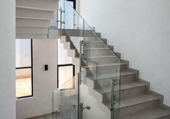 מעקה מדרגות