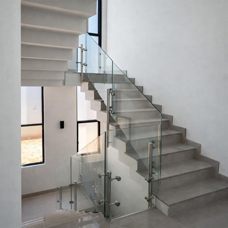 מעקה מדרגות