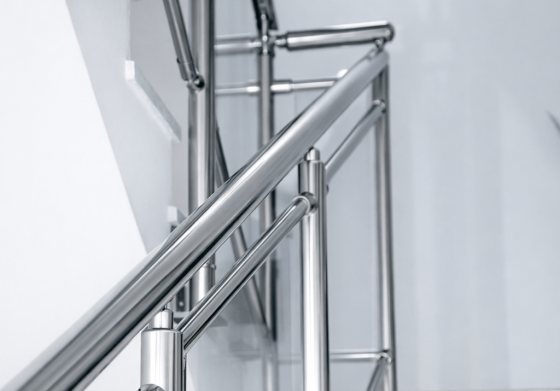 מעקה מדרגות