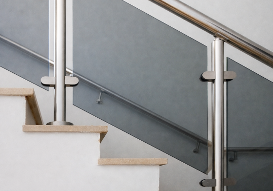 מעקה זכוכית