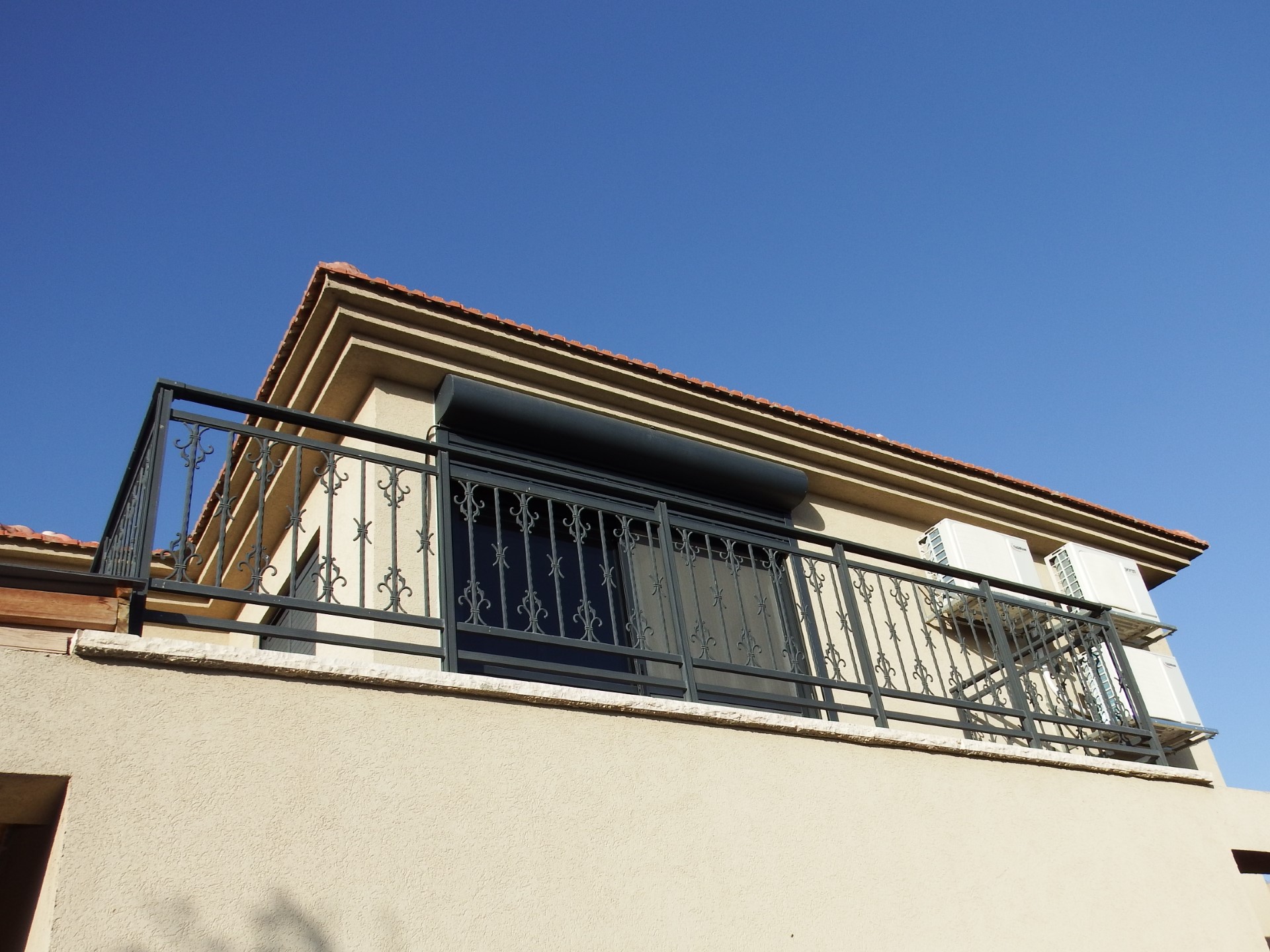 מעקה גם אתני למרפסת