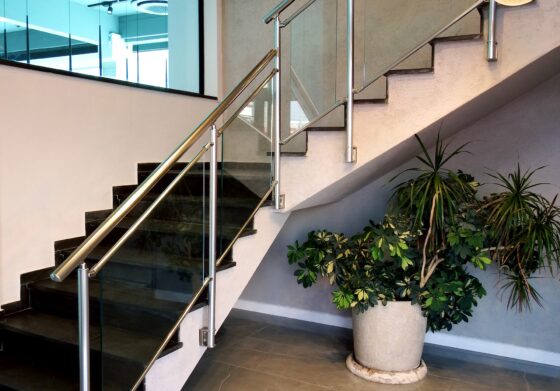 מעקה זכוכית דקורטיבי