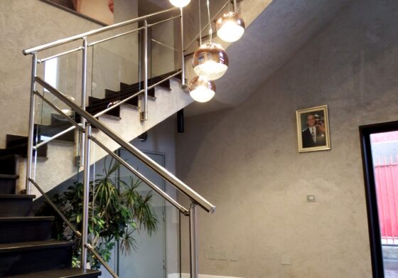 מעקה זכוכית