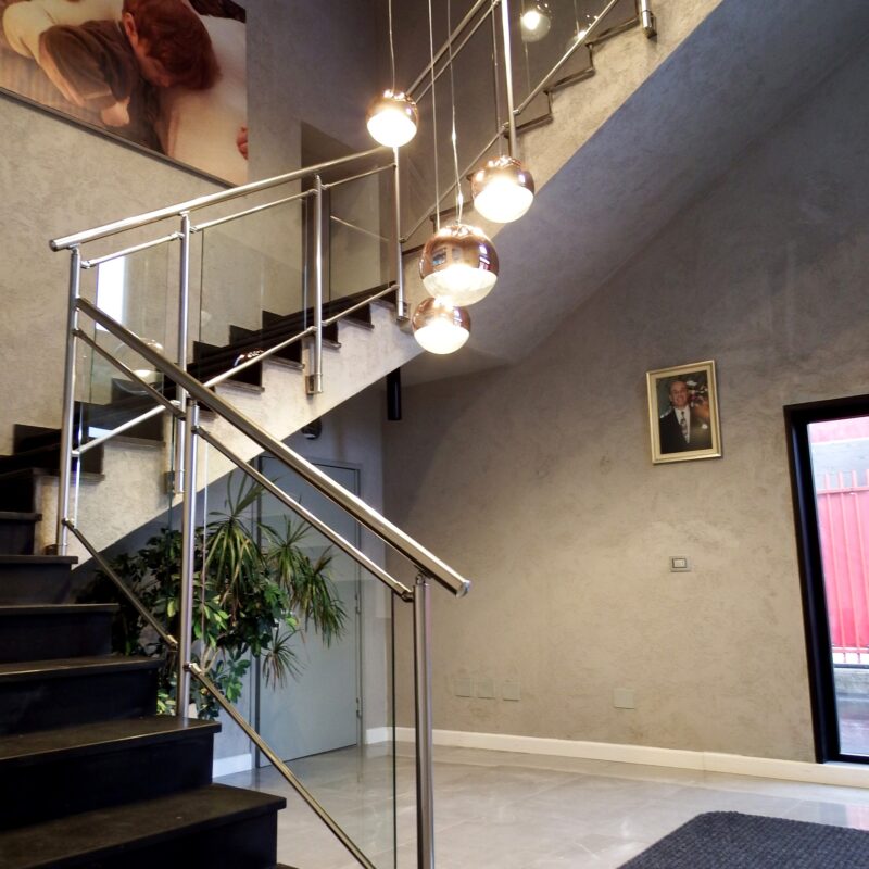 מעקה זכוכית