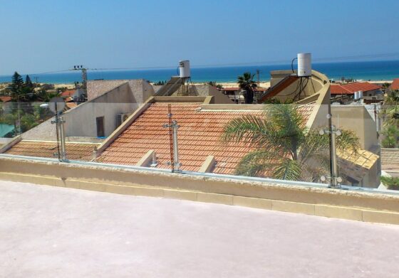 מעקה זכוכית למרפסת דגם יובל