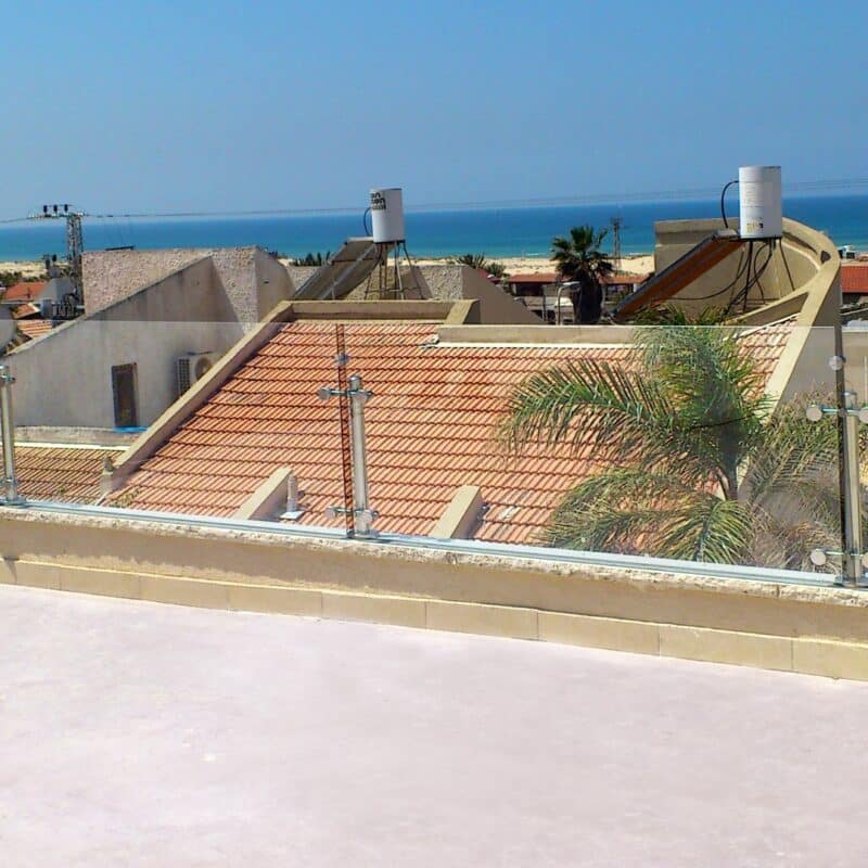 מעקה זכוכית למרפסת דגם יובל