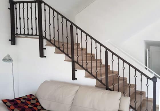 מעקה למדרגות