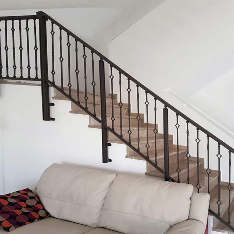 מעקה למדרגות