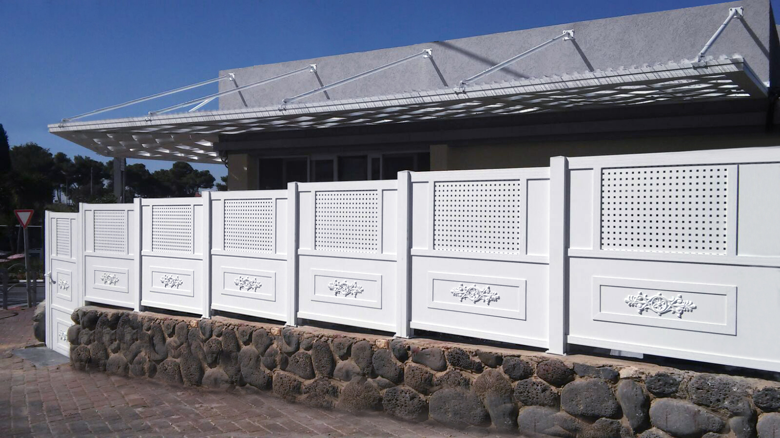 גדרות דגם אטום לבן