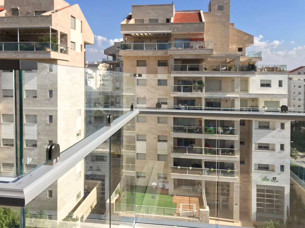 מעקה זכוכית