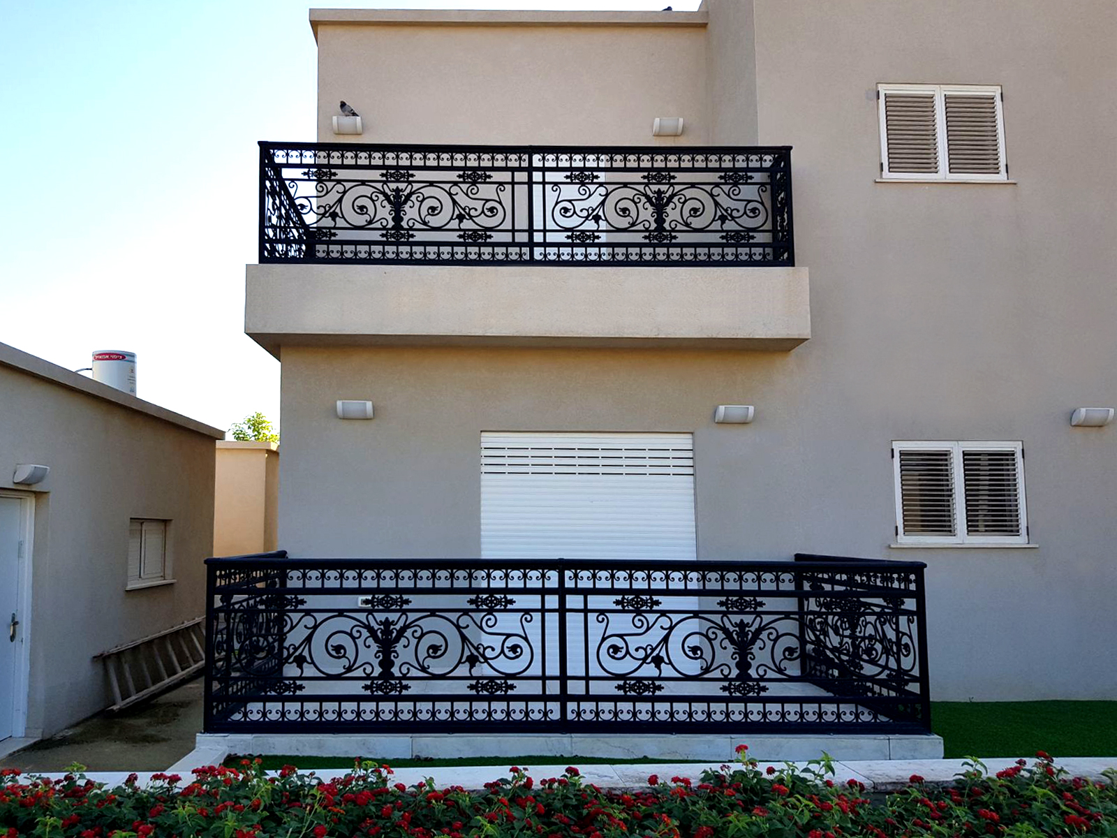 מעקה גם אתני