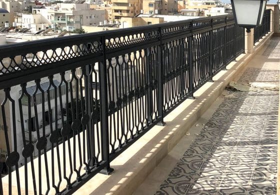 מעקה דגם אתני שחור