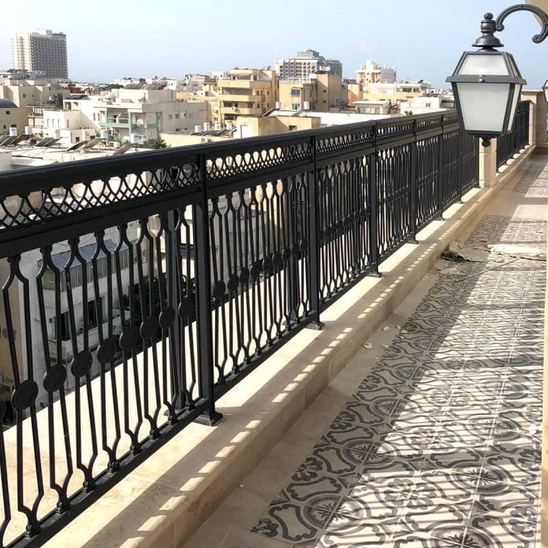 מעקה דגם אתני שחור