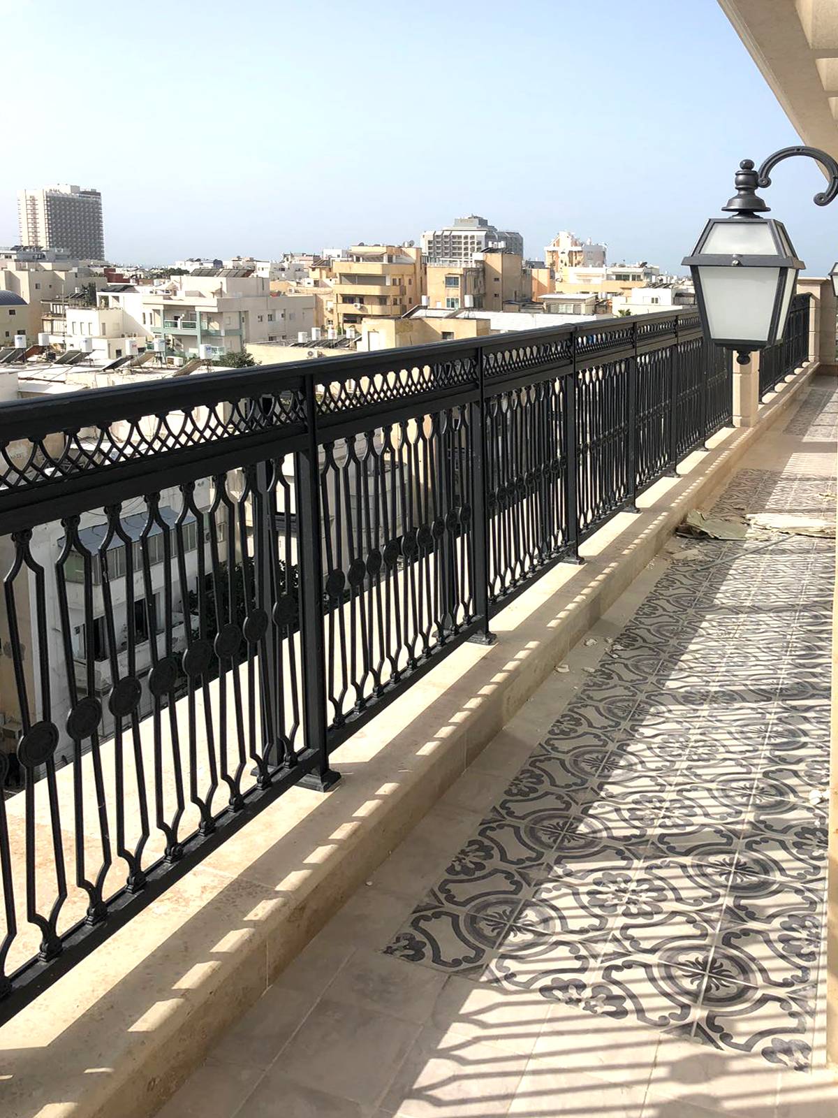 מעקה דגם אתני שחור