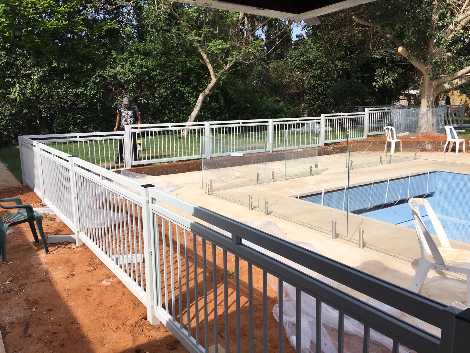 מעקה לבן לבריכה- דגם אלפלקס