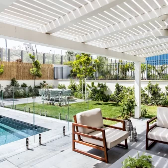 מעקות בריכה