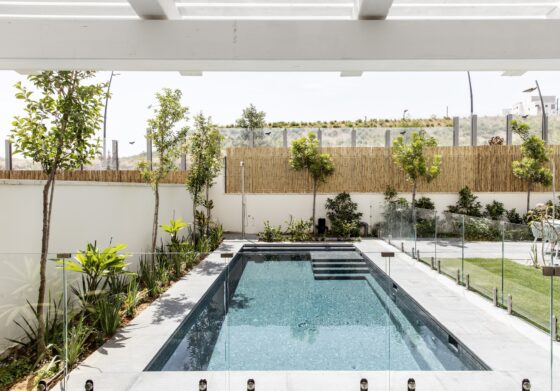 מעקה זכוכית לבריכה- דגם טבעות