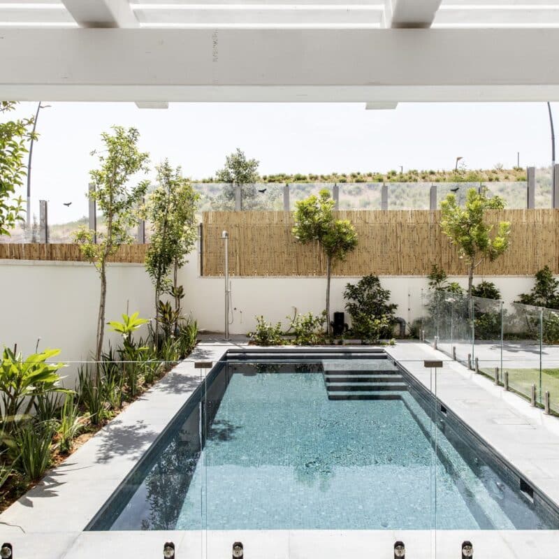 מעקה זכוכית לבריכה- דגם טבעות