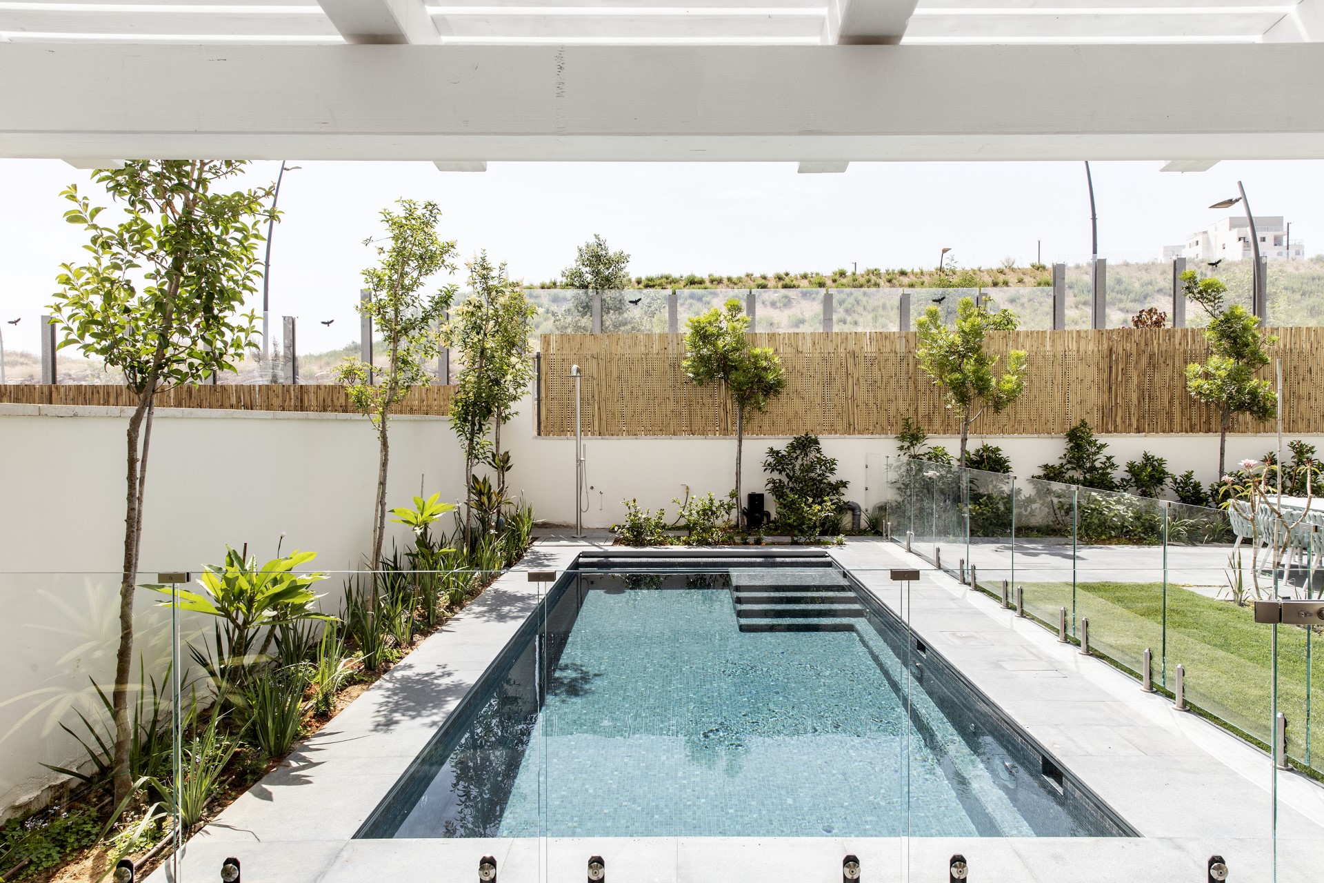 מעקה זכוכית לבריכה- דגם טבעות