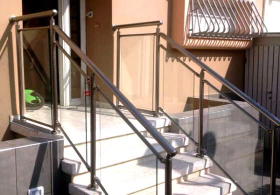 מעקה זכוכית למדרגות