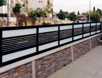 גדר מעוצבת לגינה – פתרונות אלגנטיים שמשדרגים כל חלל חוץ