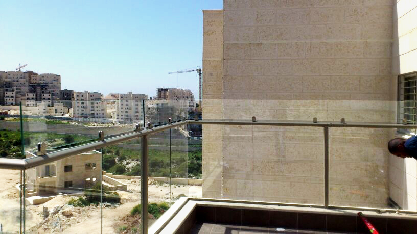 מעקה זכוכית