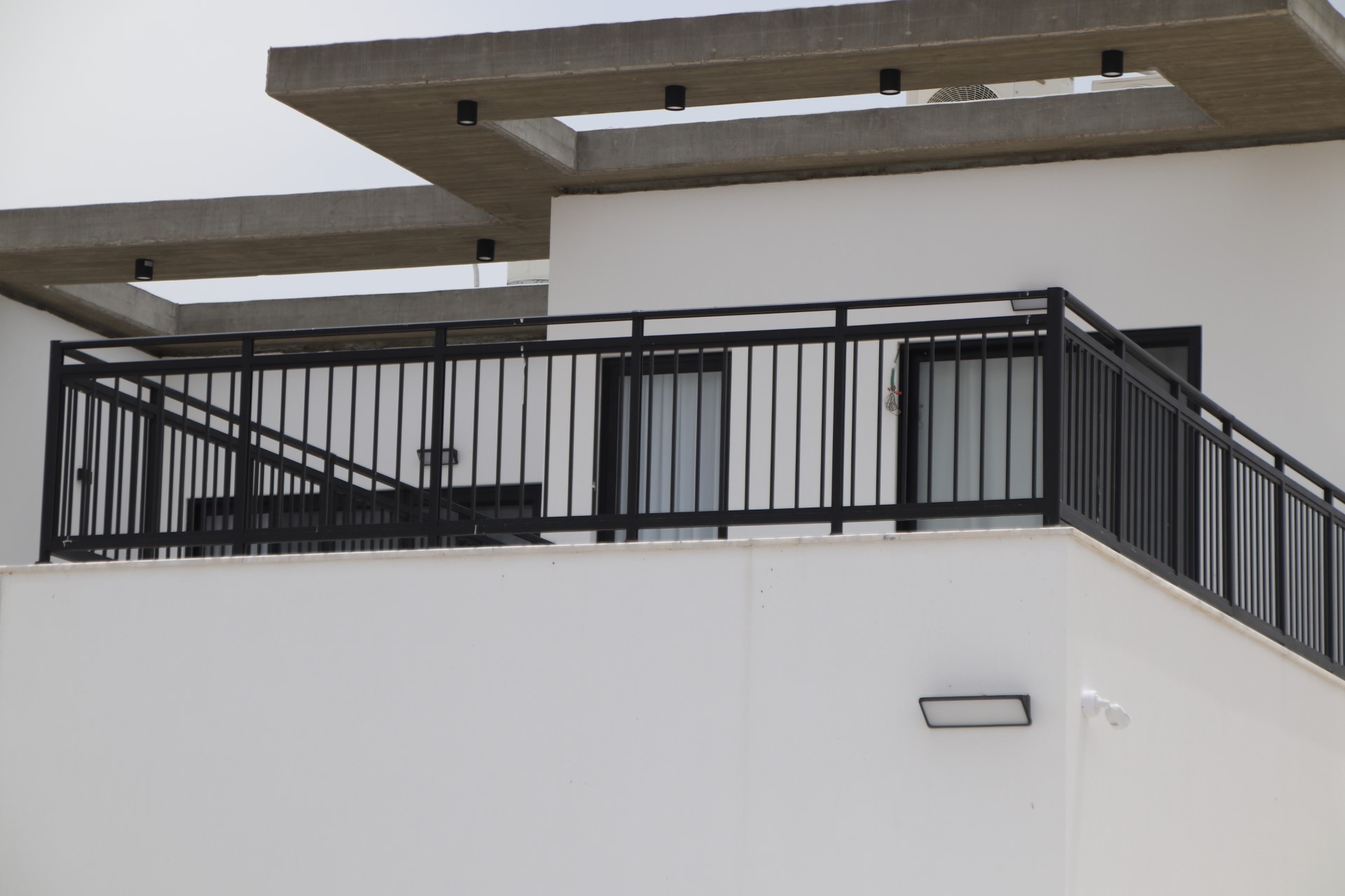 מעקה למרפסת דגם צוק