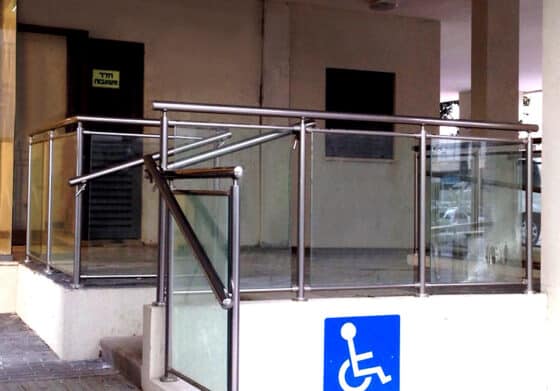 מעקה זכוכית