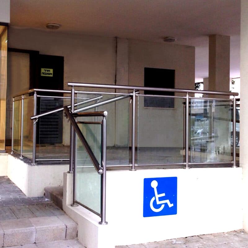 מעקה זכוכית