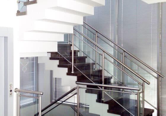 מעקה בין מסילות