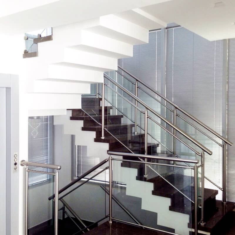 מעקה בין מסילות