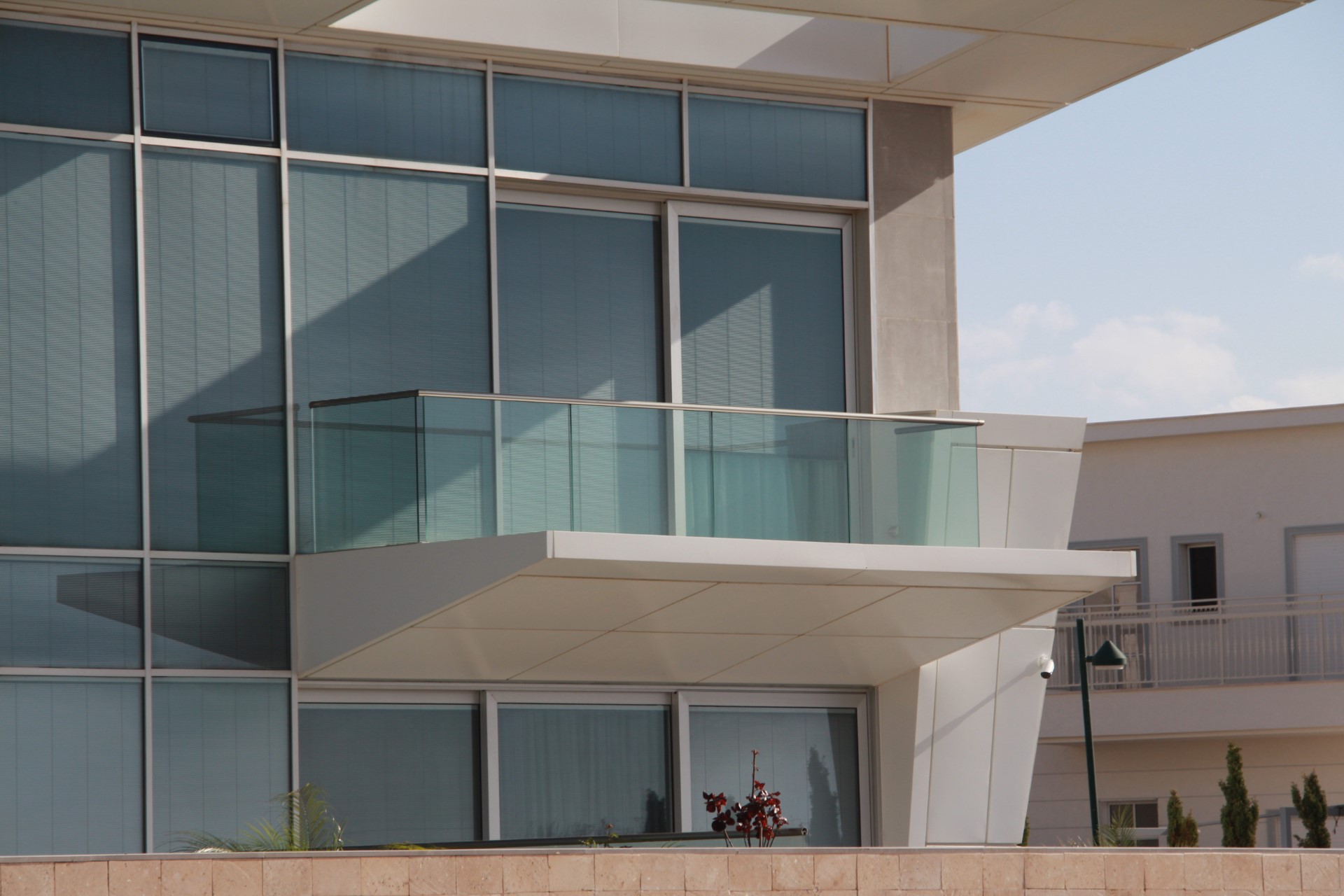 מעקה קבלני - דגם חגי - זכוכית שקועה