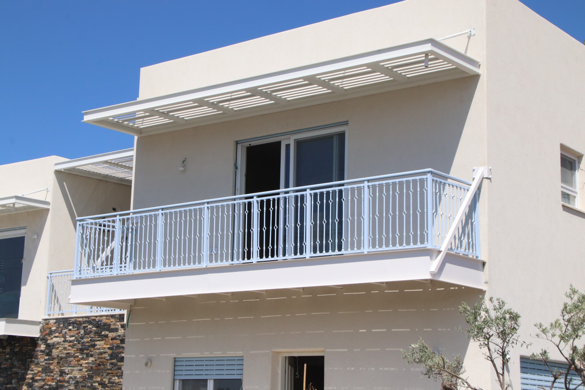 מעקה לבן דגם אלפלקס