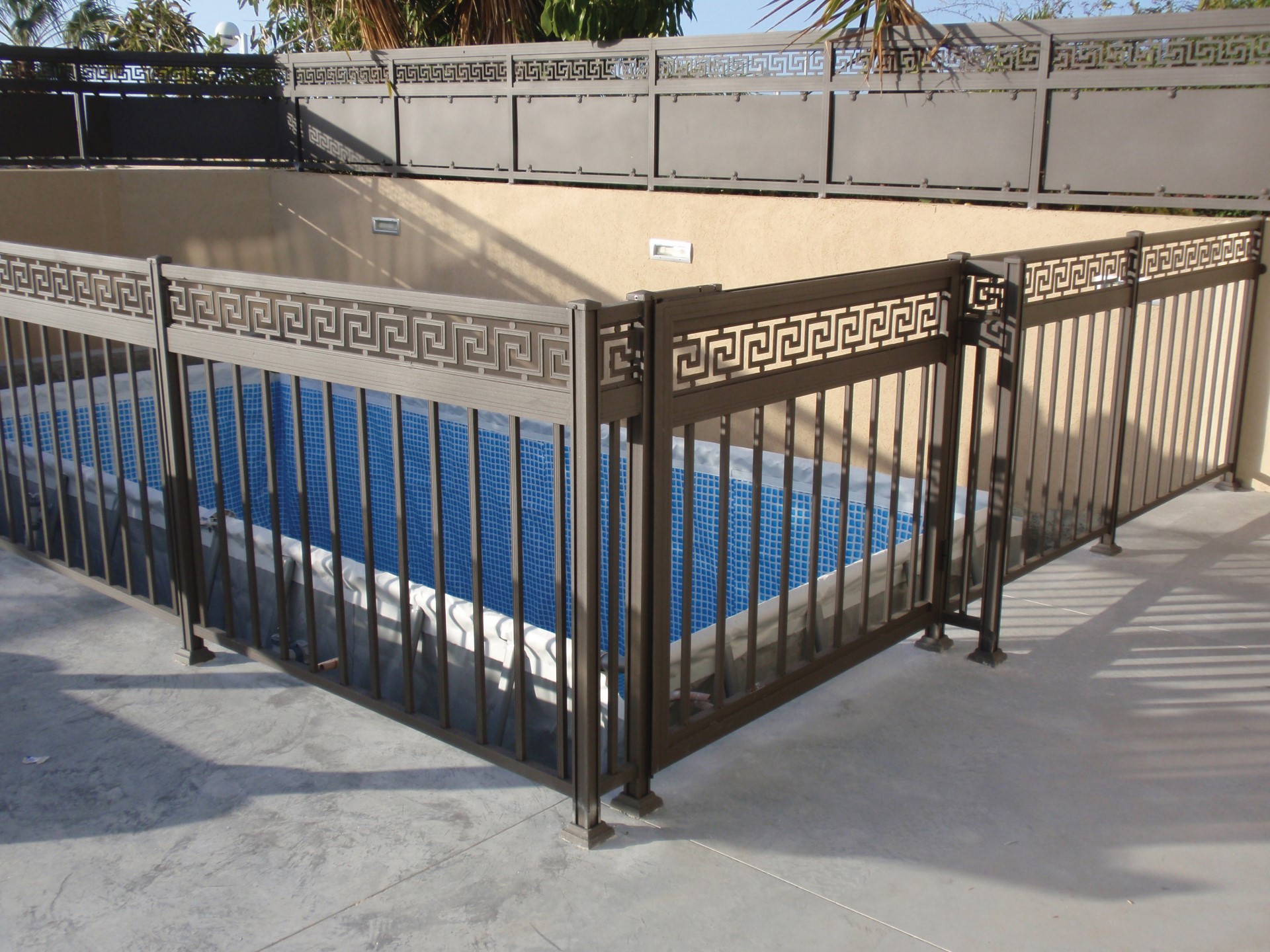 מעקות בריכה