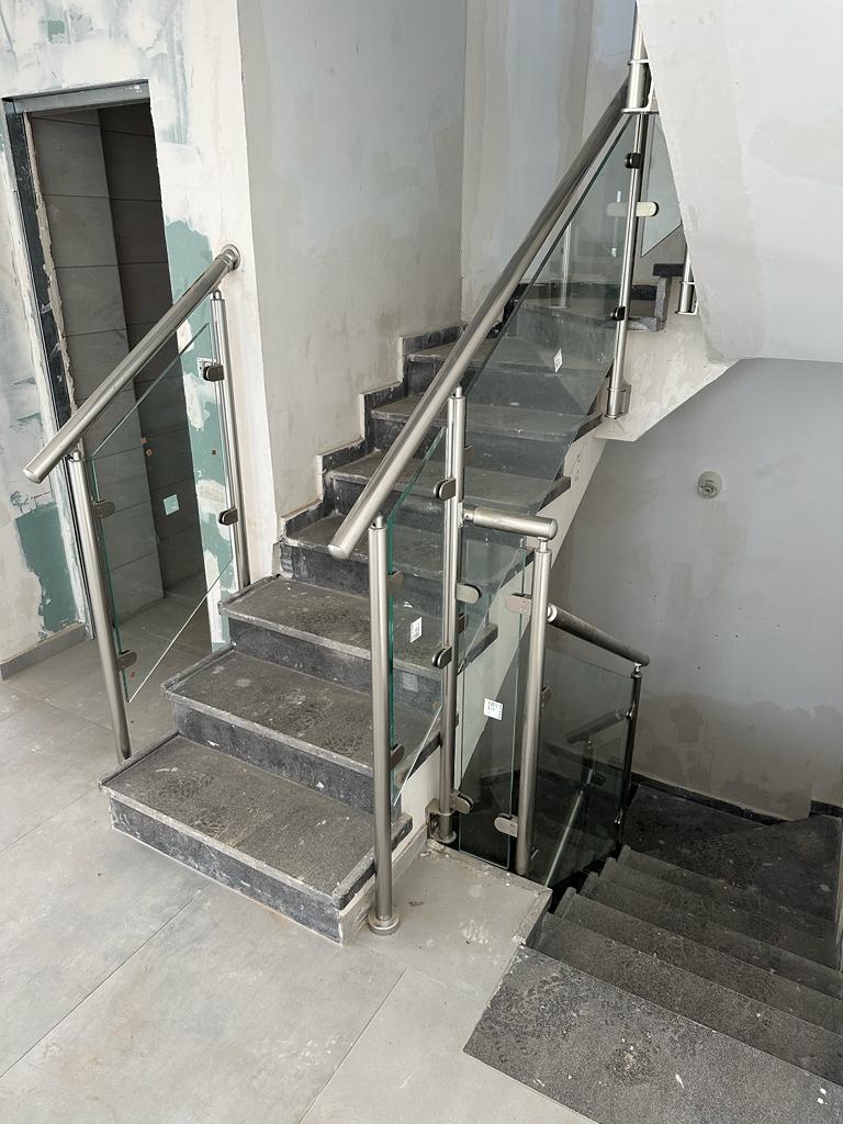 מעקה זכוכית