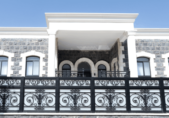 גדר אתני בשילוב זכוכית